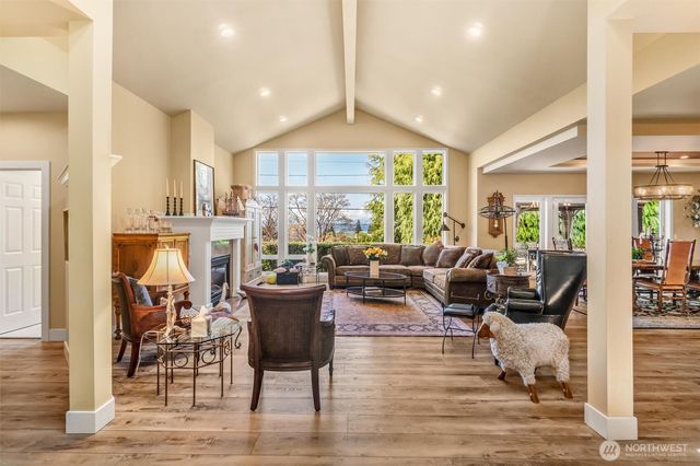 932 9th Avenue N, Edmonds, WA 98020