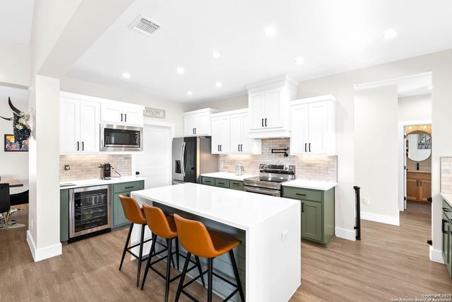 100 E Magnolia Cir, La Vernia, TX 78121