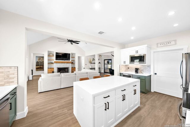 100 E Magnolia Cir, La Vernia, TX 78121