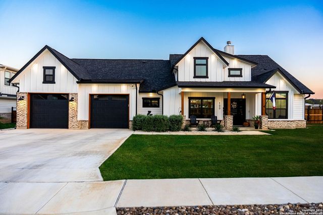100 E Magnolia Cir, La Vernia, TX 78121