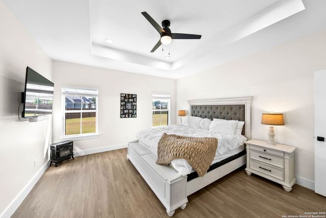 100 E Magnolia Cir, La Vernia, TX 78121