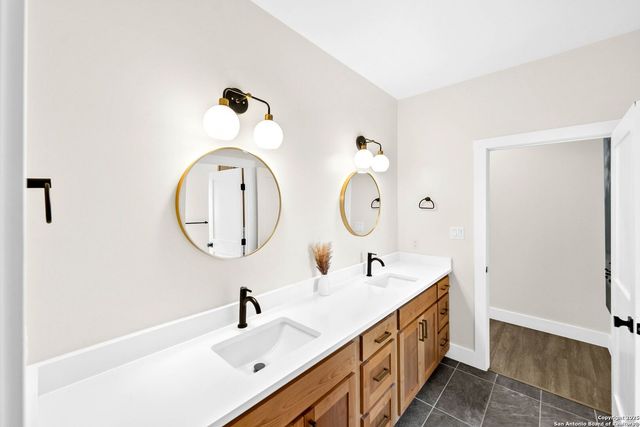 100 E Magnolia Cir, La Vernia, TX 78121