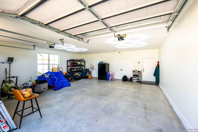 100 E Magnolia Cir, La Vernia, TX 78121