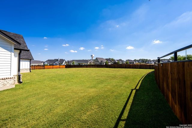 100 E Magnolia Cir, La Vernia, TX 78121