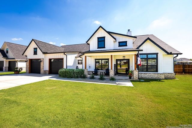 100 E Magnolia Cir, La Vernia, TX 78121