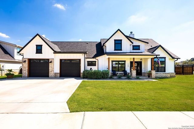 100 E Magnolia Cir, La Vernia, TX 78121