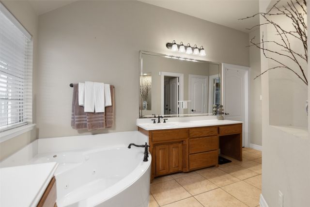 100 Parker Oaks Lane, Weatherford, TX 76087
