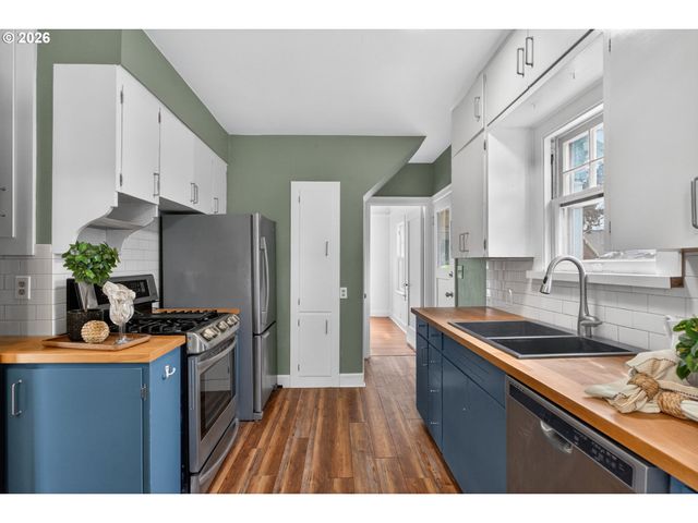 6136 Ne BEECH St, Portland, OR 97213