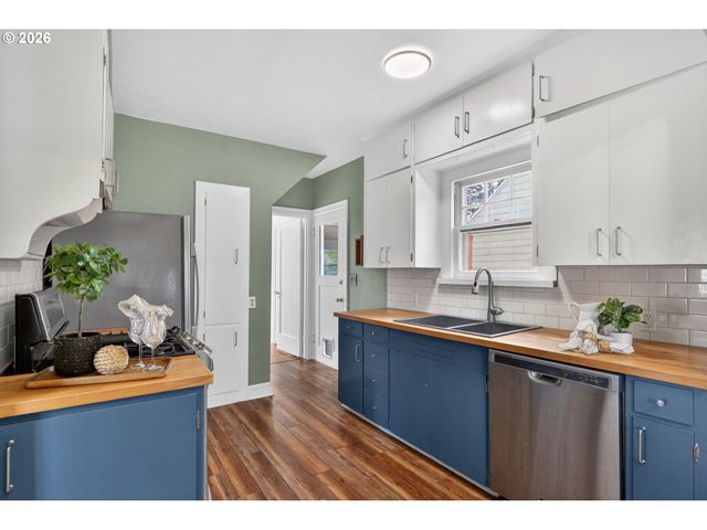 6136 Ne BEECH St, Portland, OR 97213