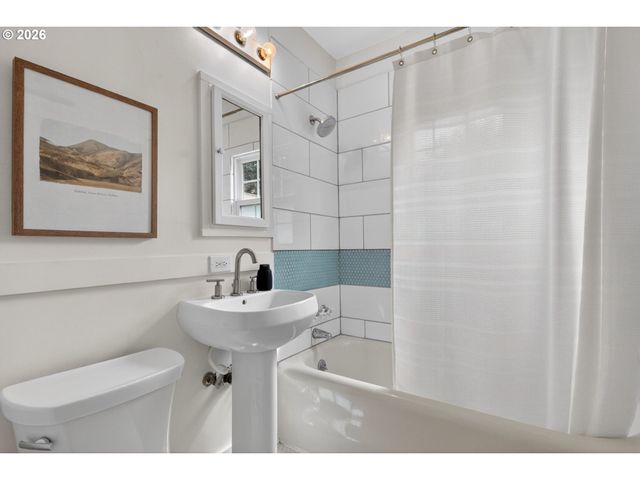 6136 Ne BEECH St, Portland, OR 97213