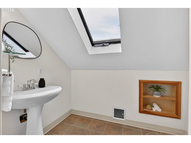 6136 Ne BEECH St, Portland, OR 97213