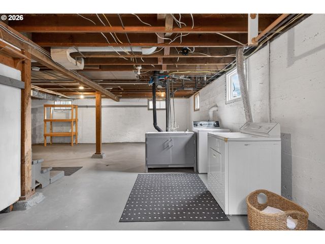 6136 Ne BEECH St, Portland, OR 97213