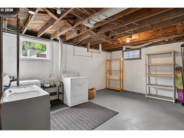 6136 Ne BEECH St, Portland, OR 97213