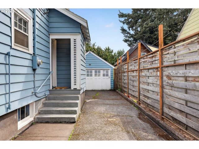 6136 Ne BEECH St, Portland, OR 97213