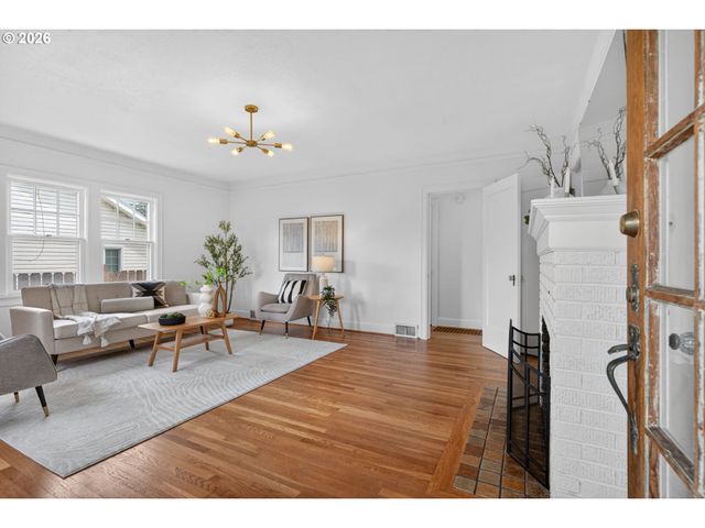 6136 Ne BEECH St, Portland, OR 97213