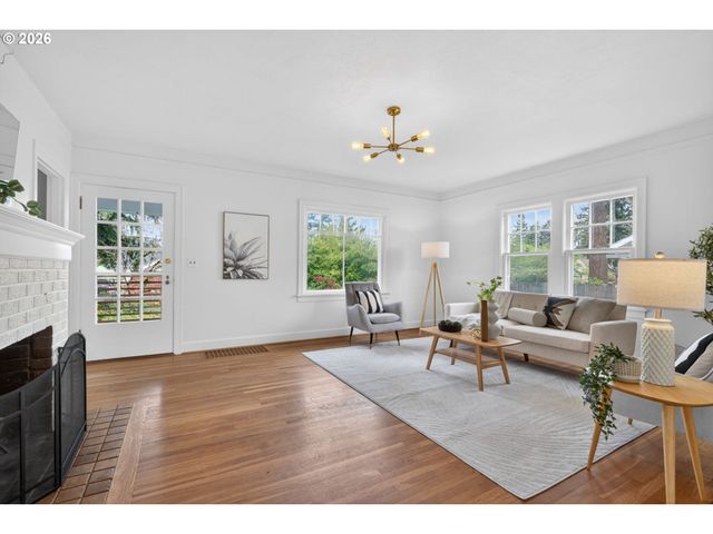 6136 Ne BEECH St, Portland, OR 97213