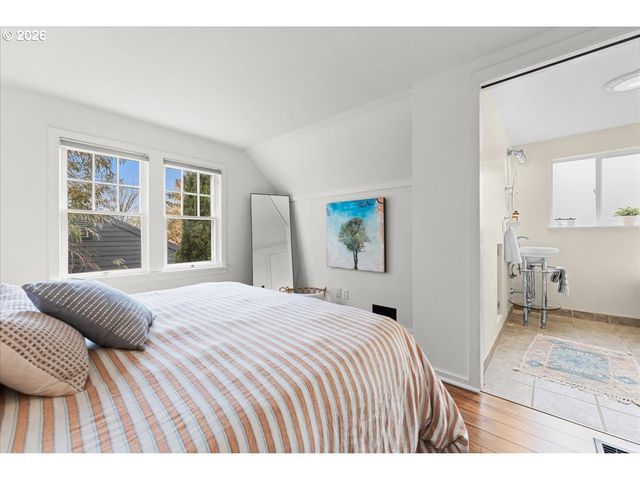 7916 N EMERALD Ave, Portland, OR 97217