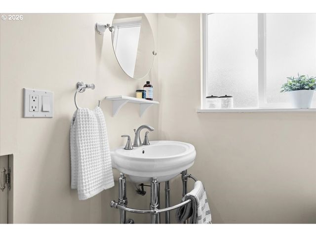 7916 N EMERALD Ave, Portland, OR 97217