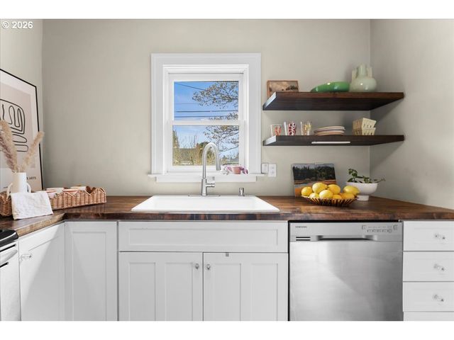 7916 N EMERALD Ave, Portland, OR 97217