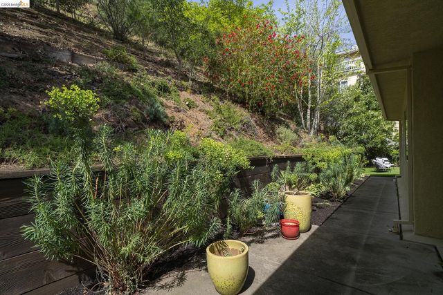 6109 Fairlane Dr, Oakland, CA 94611