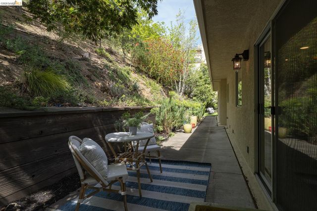 6109 Fairlane Dr, Oakland, CA 94611