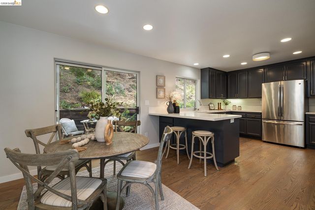 6109 Fairlane Dr, Oakland, CA 94611