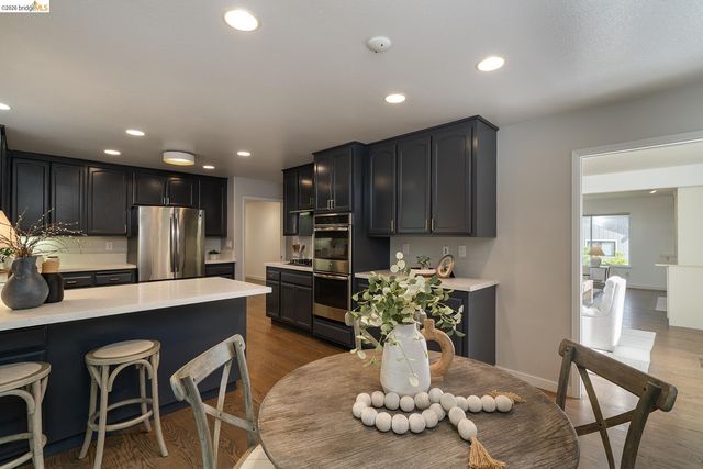 6109 Fairlane Dr, Oakland, CA 94611