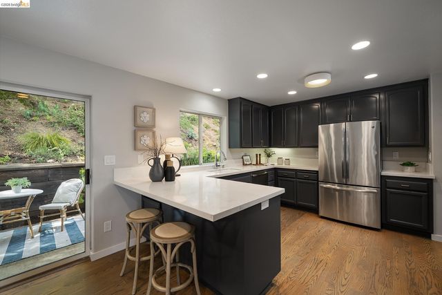 6109 Fairlane Dr, Oakland, CA 94611