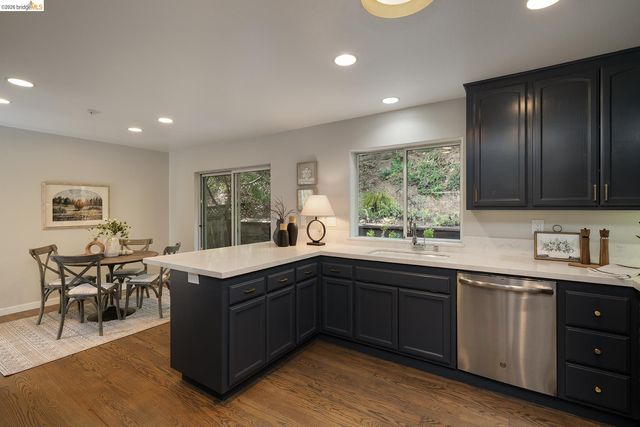 6109 Fairlane Dr, Oakland, CA 94611