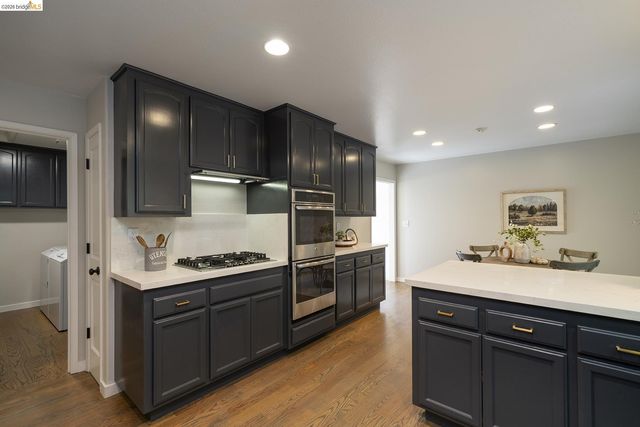 6109 Fairlane Dr, Oakland, CA 94611