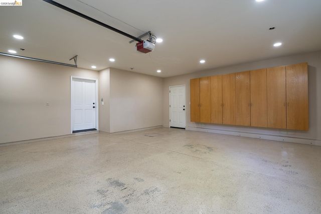 6109 Fairlane Dr, Oakland, CA 94611