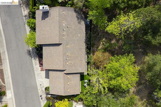 6109 Fairlane Dr, Oakland, CA 94611