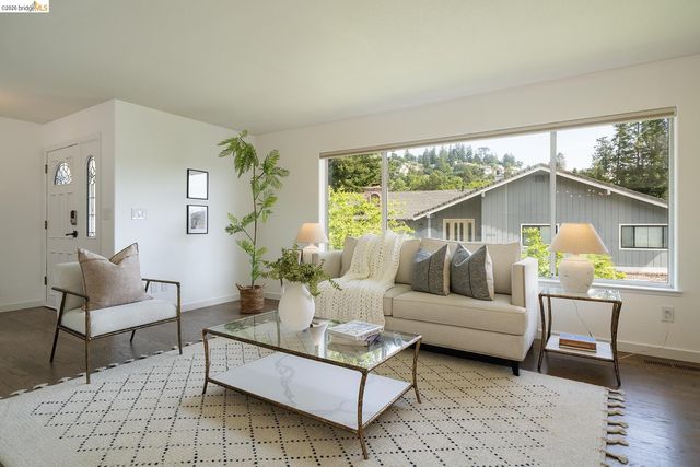 6109 Fairlane Dr, Oakland, CA 94611