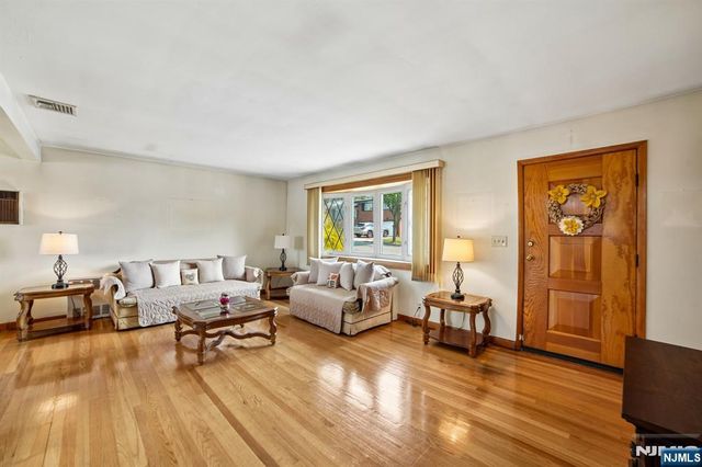 28 Pikeview Terrace, Secaucus, NJ 07094