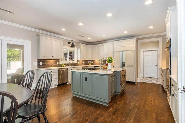 1025 Stonegate Court, Roswell, GA 30075