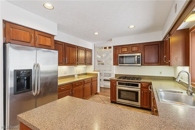 680 Rocky Hollow Drive, Akron, OH 44313