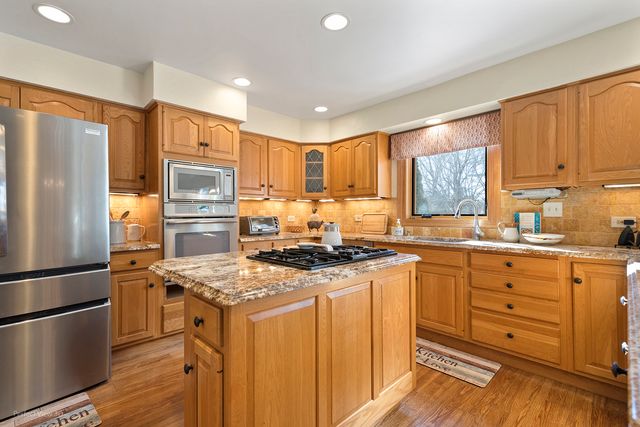 17804 W Pond Ridge Circle, Gurnee, IL 60031