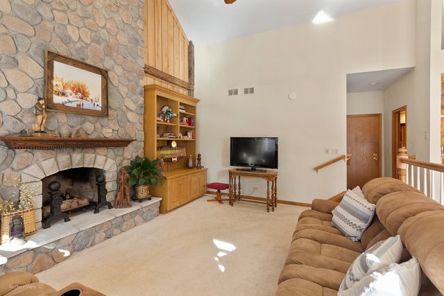 17804 W Pond Ridge Circle, Gurnee, IL 60031