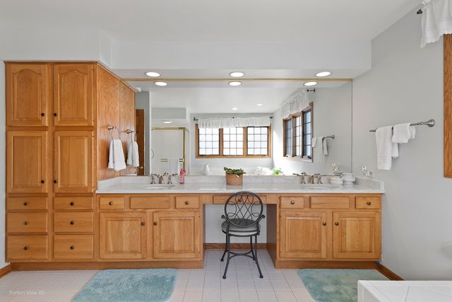 17804 W Pond Ridge Circle, Gurnee, IL 60031