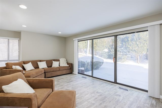 1468 Oakbrook East Drive, Rochester Hills, MI 48307