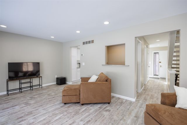 1468 Oakbrook East Drive, Rochester Hills, MI 48307