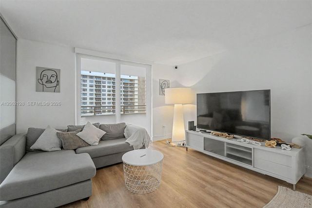 5555 Collins Ave 10V, Miami Beach, FL 33140