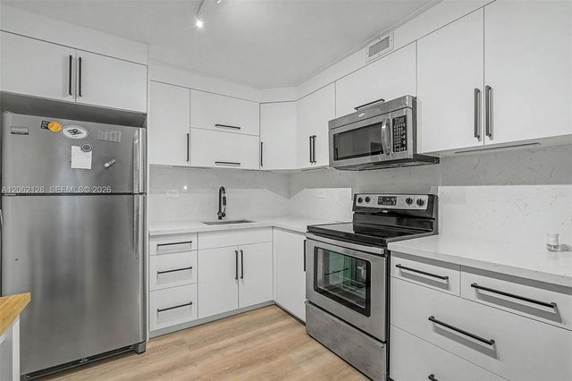5555 Collins Ave 10V, Miami Beach, FL 33140