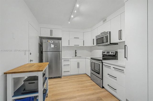 5555 Collins Ave 10V, Miami Beach, FL 33140