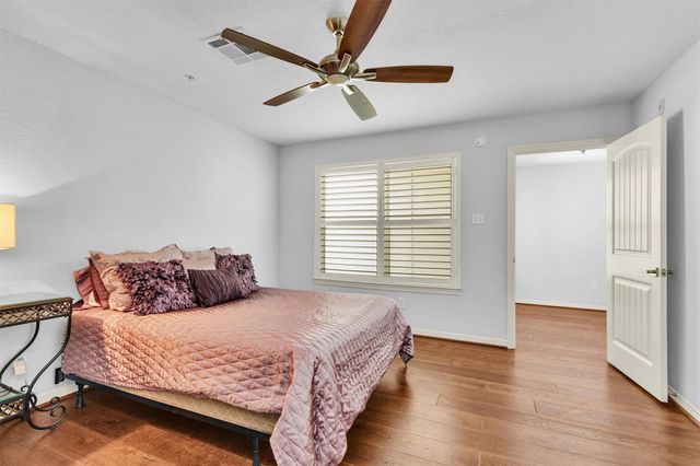 34 April Point Drive S, Conroe, TX 77356