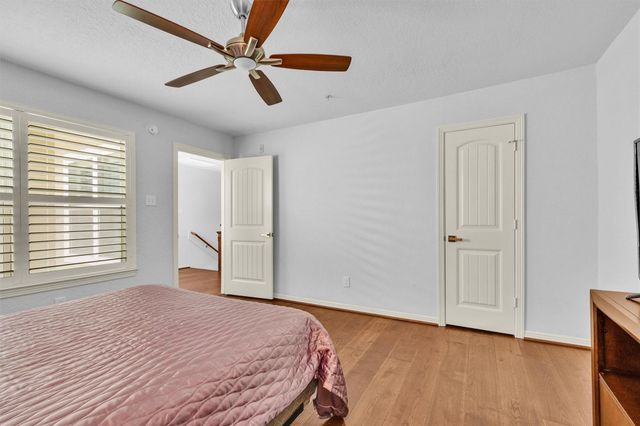 34 April Point Drive S, Conroe, TX 77356