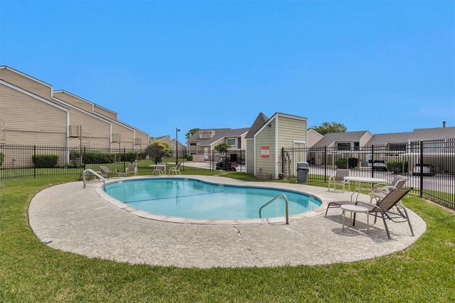 34 April Point Drive S, Conroe, TX 77356