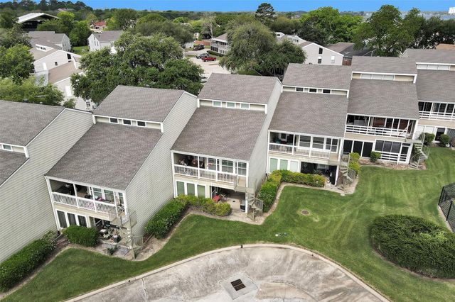 34 April Point Drive S, Conroe, TX 77356