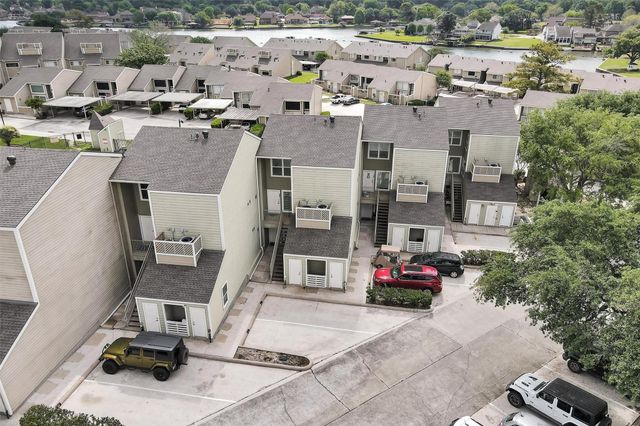 34 April Point Drive S, Conroe, TX 77356