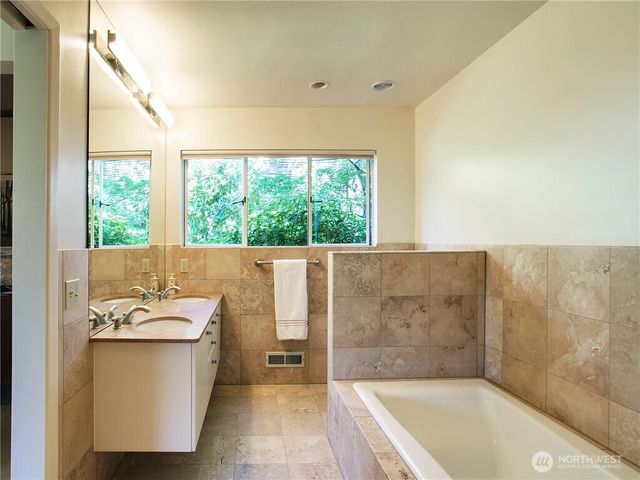 5715 63rd Avenue NE, Seattle, WA 98105
